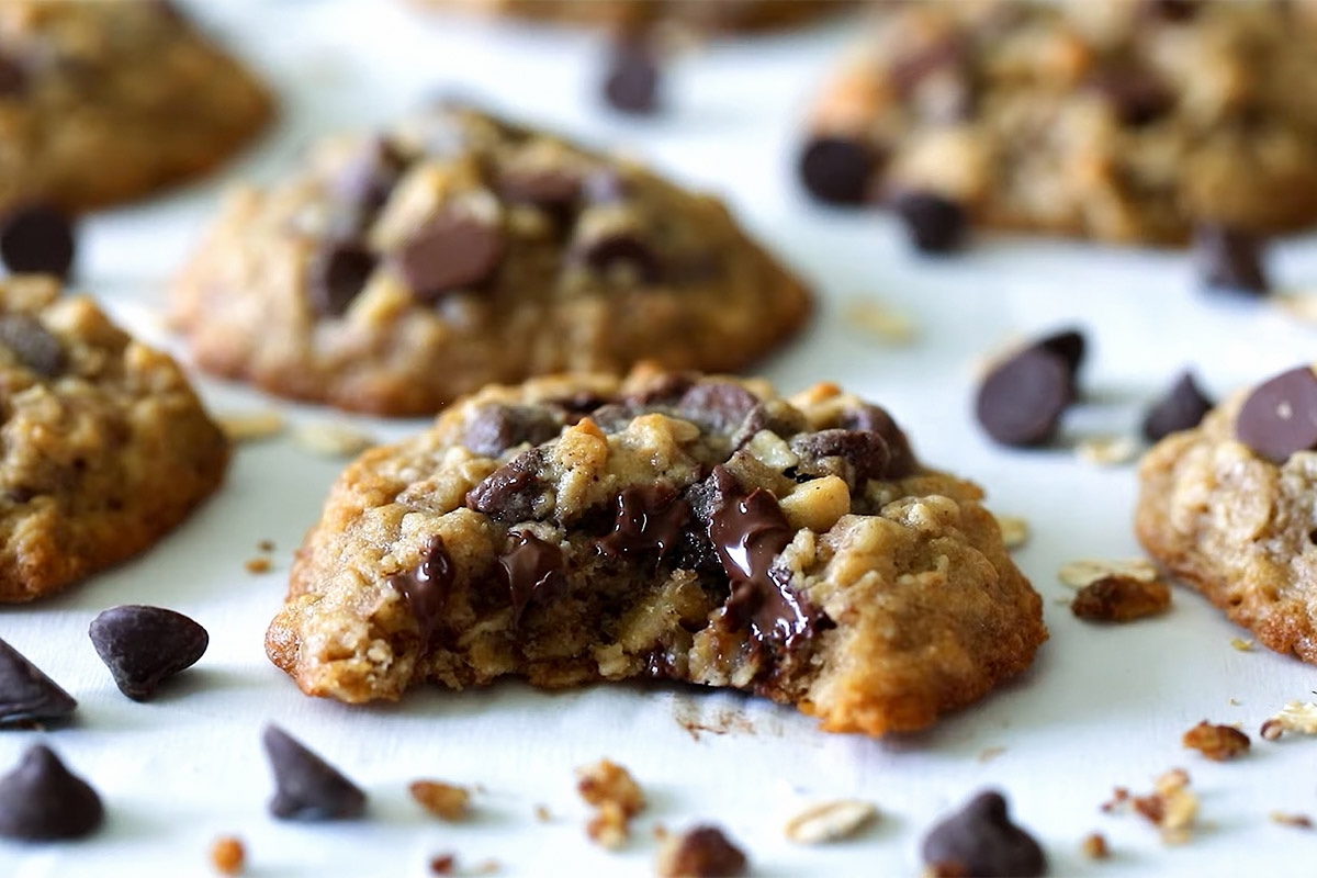 chewy-chocolate-chip-oatmeal-cookies-recipe
